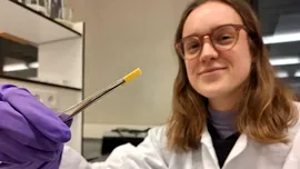 Cercetătorii au creat un hibrid din sticlă și plastic. Materialul are culoarea chihlimbarului