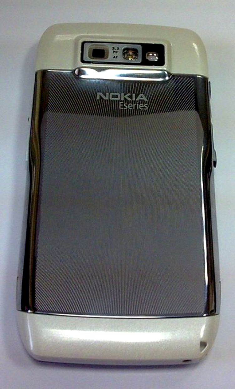 Carcasa albă a lui Nokia E71