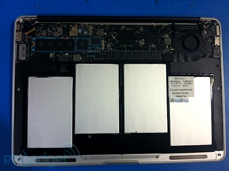 Poză cu presupusul MacBook Air de 11.6" care va fi lansat de Apple