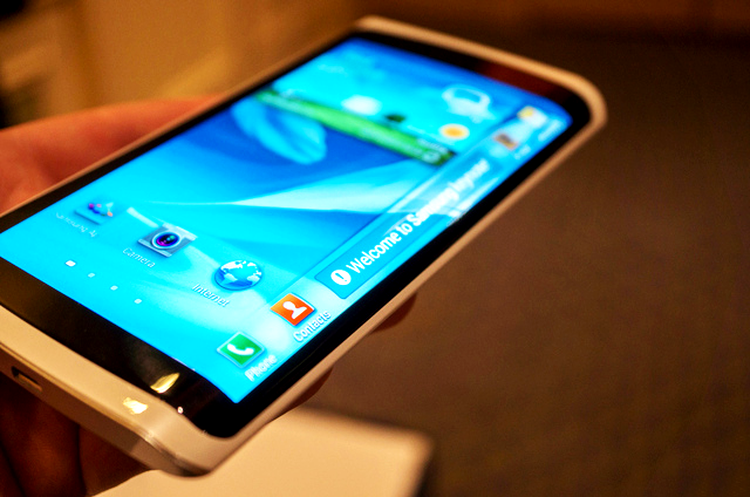 Samsung lansează noi telefoane Galaxy cu ecran îndoit