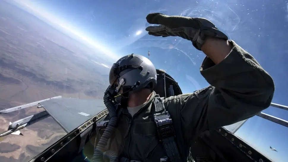VIDEO: Cum „merg la toaletă” piloții de avioane de vânătoare sau atac când zboară ore în șir?