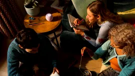 HomePod mini 2 vine cu Siri AI și un efect luminos nou. Cât costă boxa inteligentă Apple