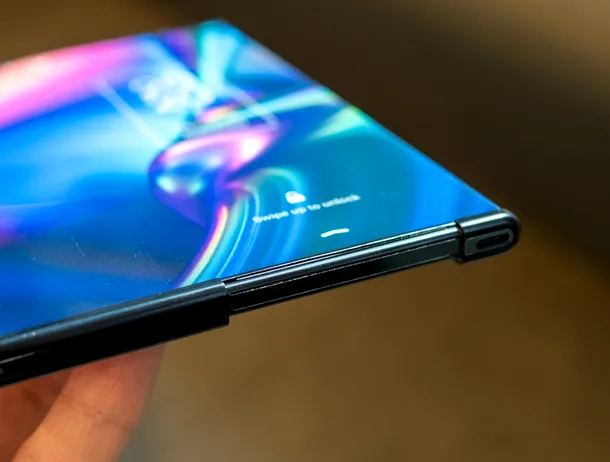 Livrările de ecrane AMOLED pentru smartphone-uri scad în 2026, pentru prima dată în trei ani
