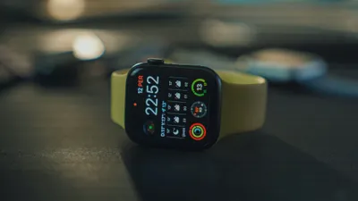 Apple brevetează o curea Apple Watch care-și poate schimba automat culoarea