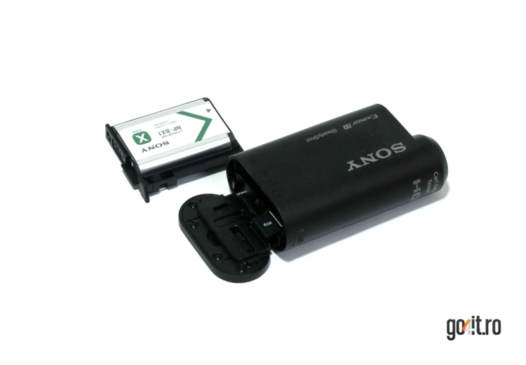 Sony Action Cam - bateria şi slot-ul pentru carduri