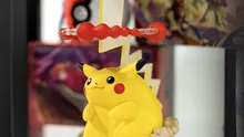 Cartonașele Pokémon revin: Cum a evoluat nostalgia anilor 2000 într-o comunitate offline dedicată tuturor generațiilor