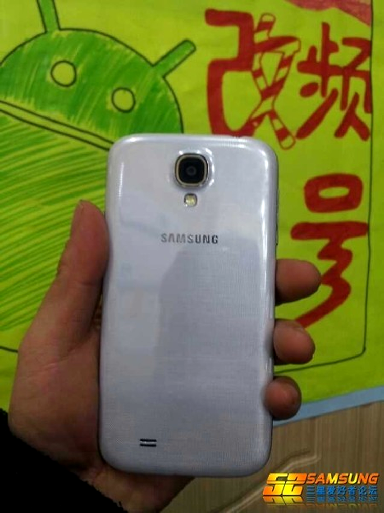 Samsung Galaxy S4 - văzut din spate