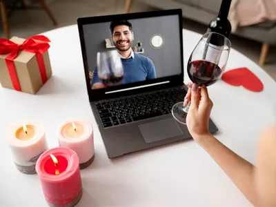 Capcana de pe Tinder: Cum funcționează șantajul sexual online