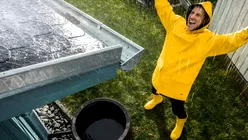 Colectează apa de ploaie și folosește-o în baie și grădină: Sisteme, costuri și montaj – ghid complet 2026