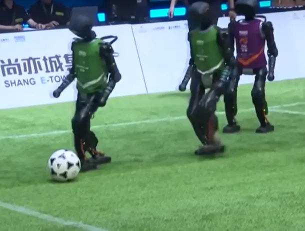China a găzduit primul meci de fotbal cu roboți AI complet autonomi. Unul din ei a fost scos pe targă – VIDEO