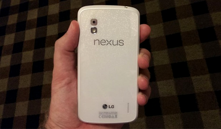 Nexus 4 în variantă albă şi cu Android 4.3