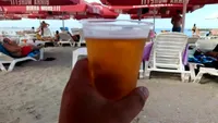 Ce se întâmplă în organismul nostru atunci când bem o bere rece pe plajă. Efectele sunt nebănuite