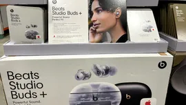 Apple remediază o vulnerabilitate gravă a căștilor Beats Studio Buds care le permitea hackerilor să spioneze conversațiile