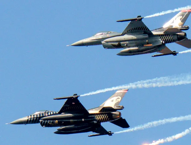 Viață sau moarte deasupra Yemenului: Cum au supraviețuit la limită doi piloți de F-16 unei ambuscade a rebelilor Houthi