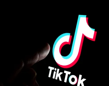 Două escroace care pozează în măicuțe cer bani pe Tik Tok