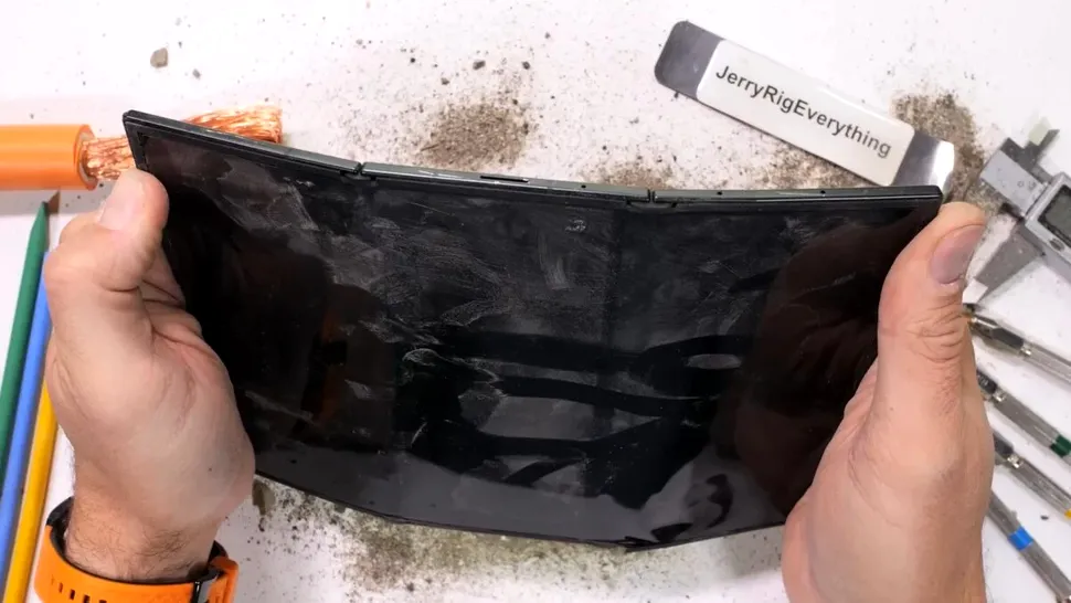 VIDEO: Samsung Galaxy Z TriFold nu este la fel de rezistent precum alte telefoane pliabile