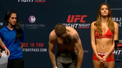 O tânără este impresionată de corpurile unor luptători UFC