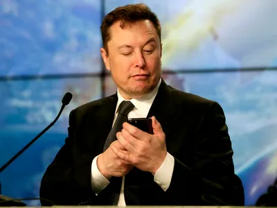 Elon Musk spune că va construi o alternativă la iOS și Android, dacă va fi necesară