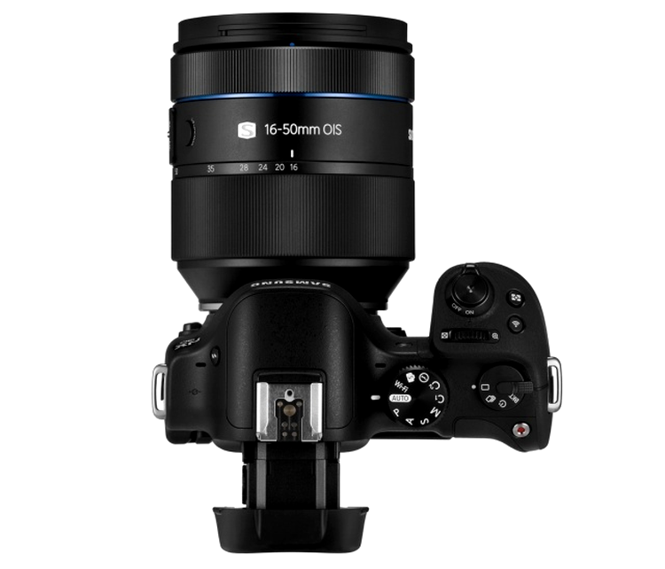Samsung NX30 cu noul obiectiv S, cu F2.0-2.8