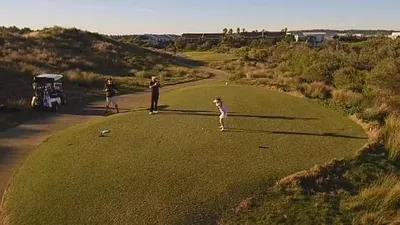 Ultimele clipe ale unei drone, înainte să fie lovită de o minge de golf [VIDEO]