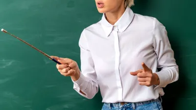 Profesoară de liceu de 25 de ani, șantajată de elevi pentru note mai bune după ce i-au descoperit un cont „sensibil” online