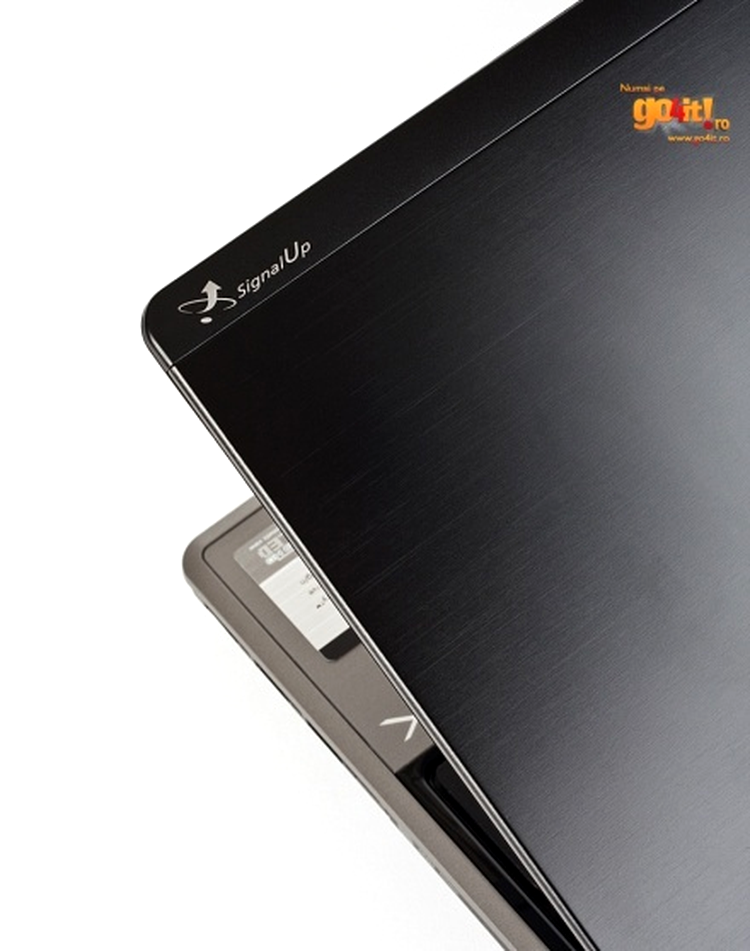 Acer TimelineX 5820TG - capacul din aluminiu al ecranului