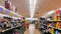 12 august aduce reguli noi în supermarketuri. Ce se schimbă la produsele de pe rafturi