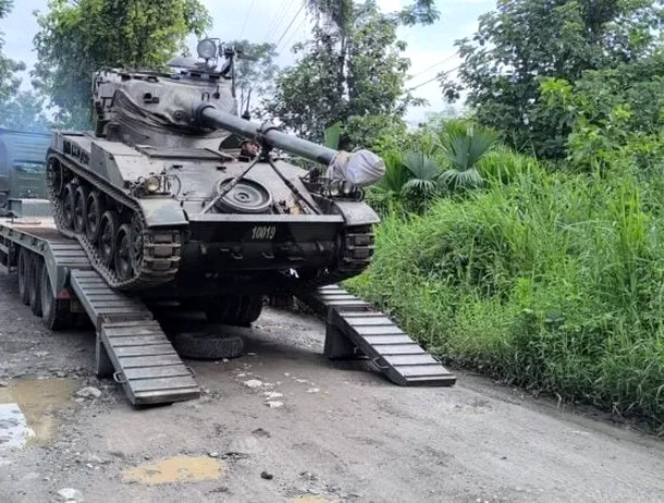 Nu, nu este „World of Tanks”: Tancuri AMX-13, vechi de zeci de ani, folosite recent în lupta cu mafia aurului