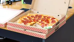O mare compania de pizza, păgubită cu 100 de milioane de dolari de inteligența artificială