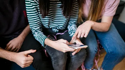 Raport: Utilizarea excesivă a rețelelor sociale afectează starea de bine a tinerilor