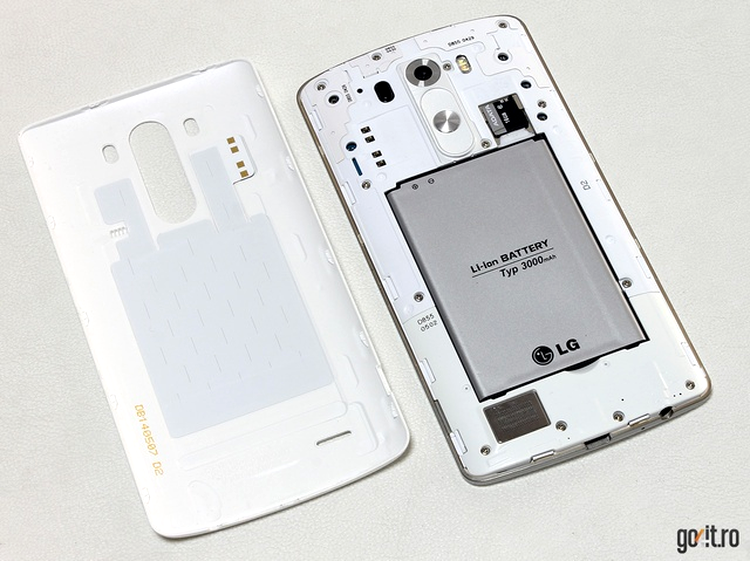 LG G3: capacul detaşabil ascunde bateria, antena NFC şi sloturile MicroSIM şi MicroSD