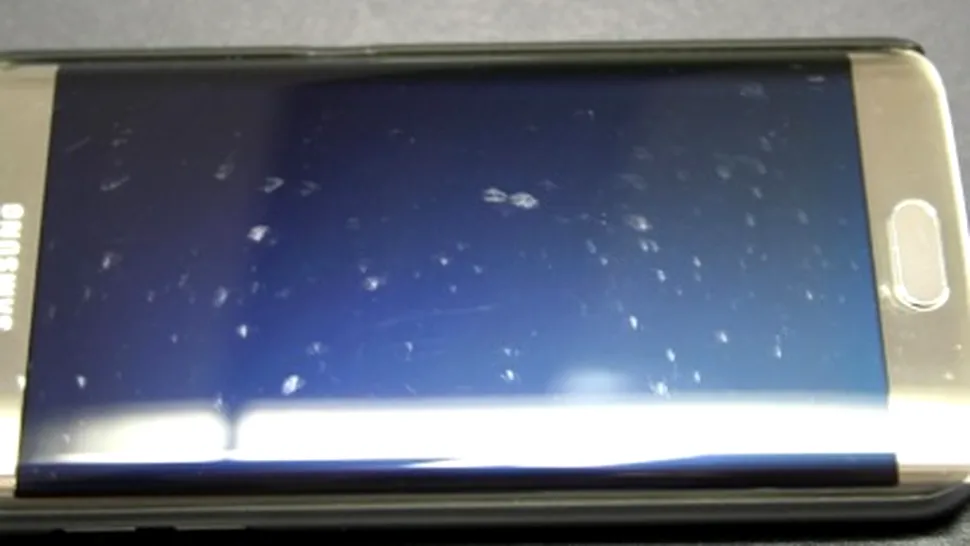 Ecranul telefoanelor Galaxy S6 Edge, zgâriat de carcasa Clear View propusă de Samsung ca accesoriu oficial