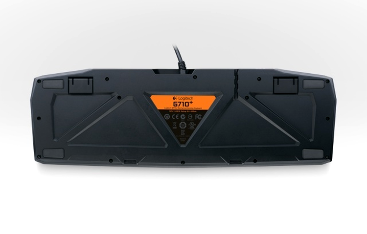 Logitech G710+, faţa inferioară