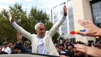 Protestele pentru Călin Georgescu continuă la Arestul Central. Mesajul transmis de George Simion din Polonia