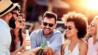 Băutura care poate deveni letală pe caniculă. Medicii îi avertizează pe românii care stau la plajă: „Nu vă răcoriți cu asta!”