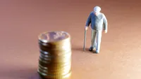 Pensia pe card în februarie 2026. Ziua și ora la care intră banii pensionarilor. Băncile nu transferă toate la fel