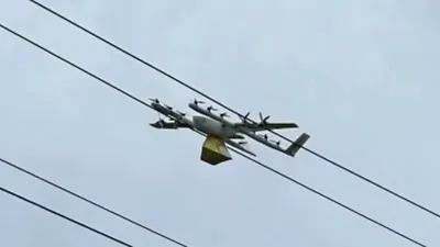 O dronă care livra mâncare s-a prins în cabluri de înaltă tensiune, lăsând o comunitate fără curent electric
