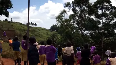 Reacţia unor copii din Africa care văd pentru prima dată o dronă [VIDEO]