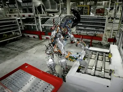 Elon Musk a demonstrat primul prototip Tesla Bot funcțional, robotul umanoid pentru muncă fizică