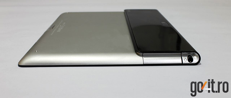 Conectorul audio şi slotul SD