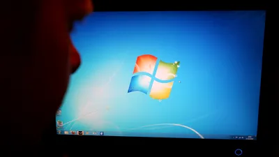 Surpriză neplăcută pentru utilizatorii Windows 7: Microsoft le „îndoliază” PC-urile schimbând wallpaperul cu un fundal negru (UPDATE)