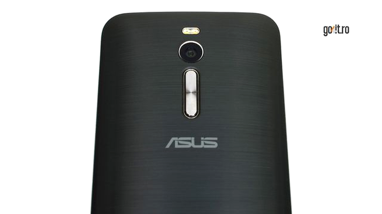Zenfone 2: Butoanele de volum sunt amplasate pe spatele telefonului