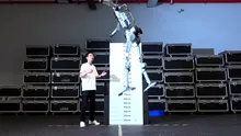 Video – Robotul chinezesc „Superman” aleargă cu 45 km/h și sare doi metri de pe loc. Prototipul, construit în doar trei luni