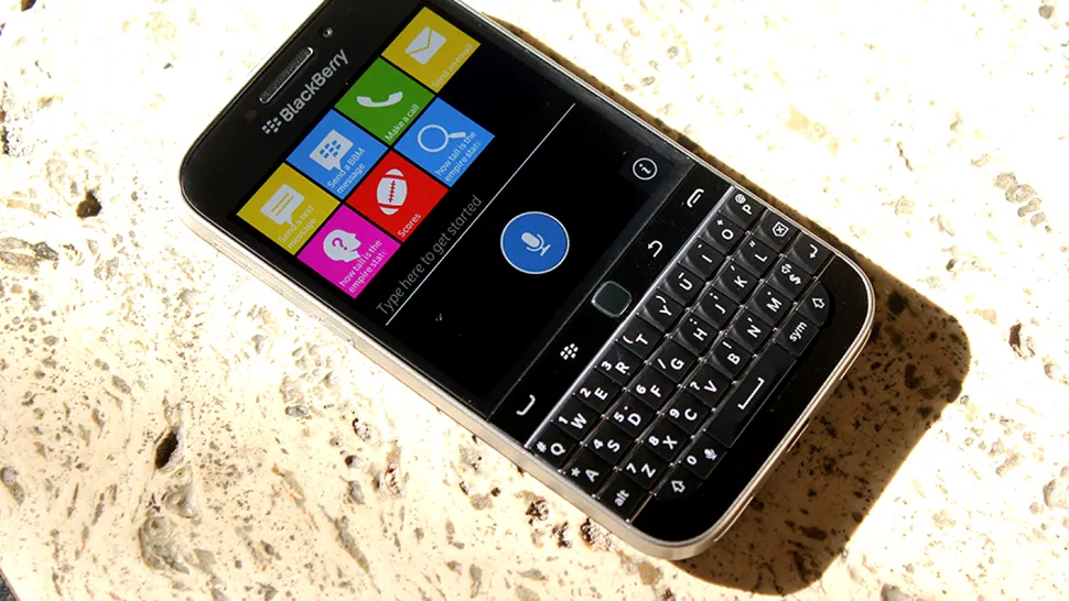 Telefoanele cu BlackBerry OS rămân fără aplicaţiile Facebook şi Messenger