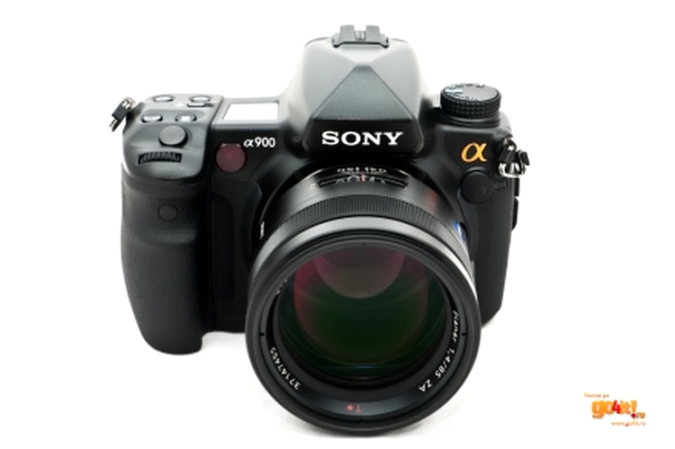 Alpha A900 dotat cu un obiectiv Carl Zeiss de 85 mm cu f/1.4