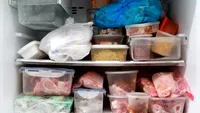 Cum să scapi de mirosul din congelator cu o linguriță dintr-un ingredient pe care îl ai în bucătărie