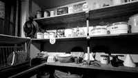 Cum își păstrau oamenii mâncarea rece înainte de a avea frigider? Obiectul care făcea posibil acest lucru