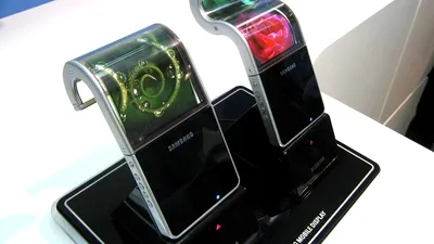 Telefonul Samsung cu display flexibil va mai întârzia câţiva ani