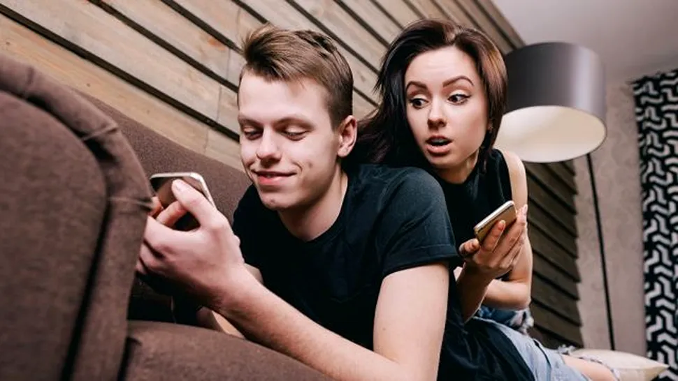 STUDIU: Jumătate dintre români consideră că smartphone-ul este principalul duşman al relaţiei lor