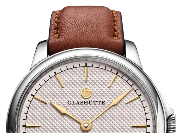 Tutima Glashütte combină aurul și titanul în noul model de ceas Patria
